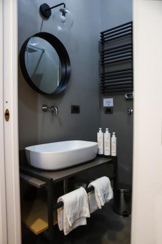 Cozy Apartment at Pizzofalcone by Wonderful Italy
