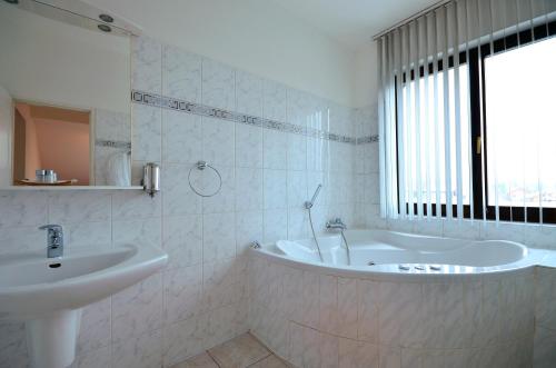 Bathroom, Hotel Isora in Slezska Ostrava
