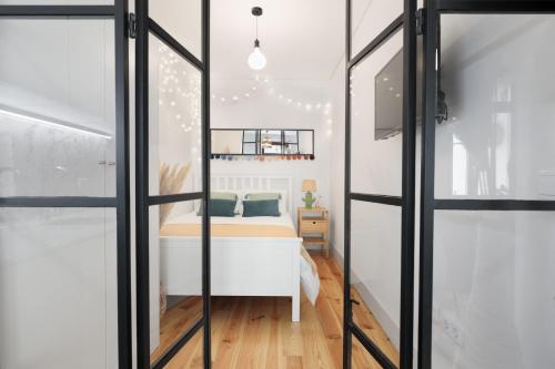 Vibrant flat by São Bento w/balcony - Loureiro140, Porto