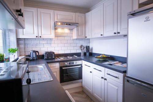 廚房, Saltbox Properties- LARGE!! 3 bed, 3 bath house, parking, fast wifi, town centre location! sleeps 6 in 阿什比德拉祖什