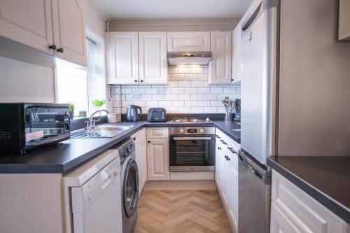 廚房, Saltbox Properties- LARGE!! 3 bed, 3 bath house, parking, fast wifi, town centre location! sleeps 6 in 阿什比德拉祖什