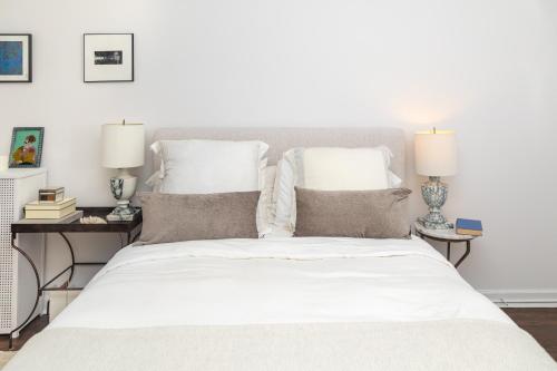 Gorgeous 2 Bedroom Condo Near Lake