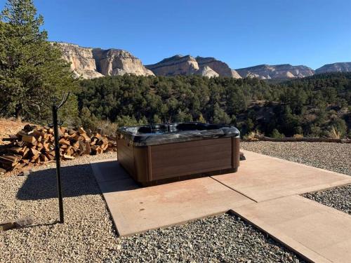 Skyfall Cabin. Stunning views, Hot Tub, minutes from Zion