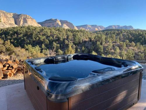 Skyfall Cabin. Stunning views, Hot Tub, minutes from Zion