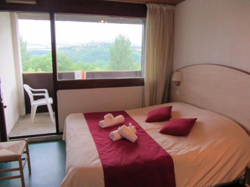 1 double bed, 1 twin bed