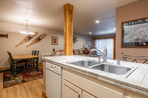 New Listing Updated 1 bedrm 1 bath Summit H Building #95 condo Just steps to Eagle Lodge sleeps 4