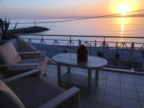 陽台/露台, Comfortable apartment with sea view - 85 m² in Akrogiali in 阿克羅吉亞利
