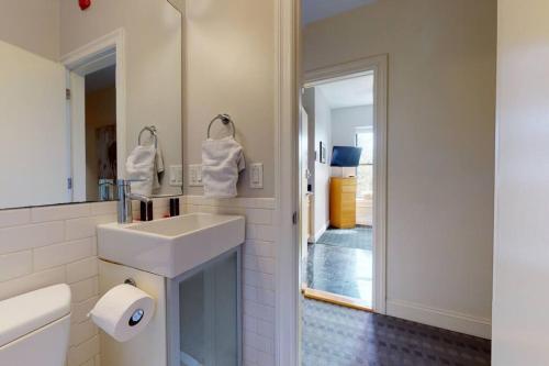 Stylish Downtown Studio in the Boston, C.Ave #34 - Tap to explore photos
