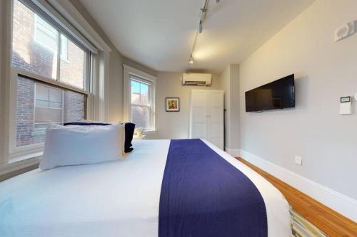 A Stylish Stay w/ a Queen Bed Heated Floors.. #12 - image 3