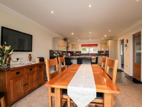 Riverside Cottage in Eyre