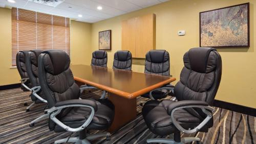 Best Western Plus Birmingham Inn & Suites - image 12