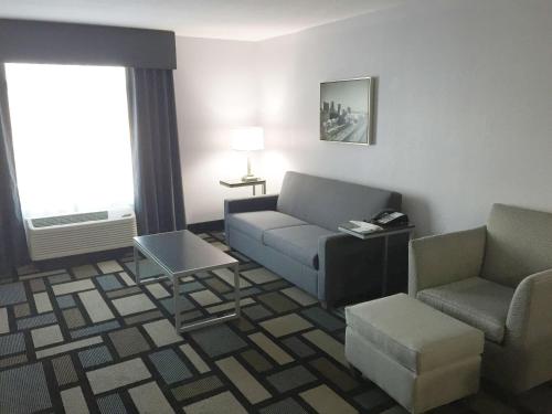 Best Western Plus Birmingham Inn & Suites - image 7