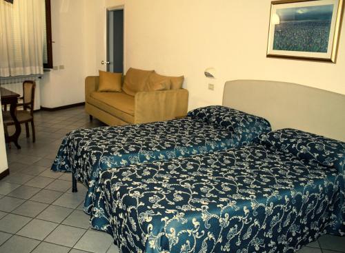 1 queen bed, 1 twin bed