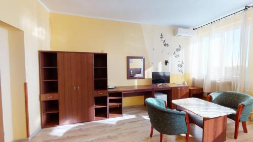 Hotel Hubert Nové Zámky - image 3