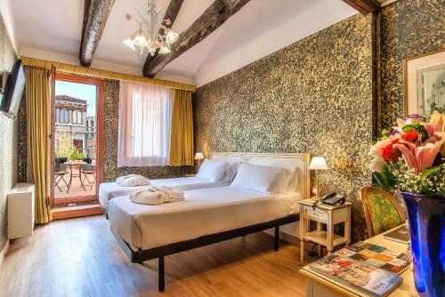 Hotel La Fenice et Des Artistes near Grassi Palota