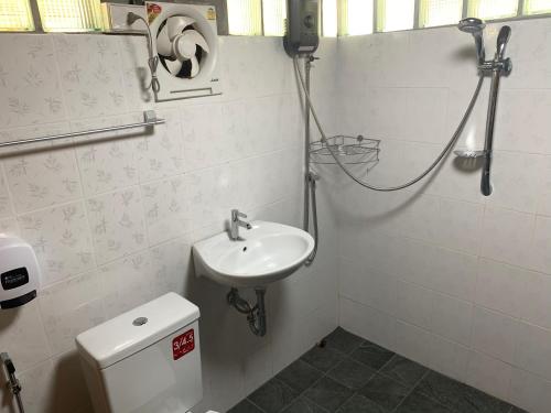 Bathroom, เมี่ยงไม้ รีสอร์ท in Khlung