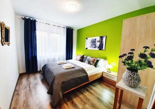 Apartamenty Sun&Fun Rezydencja Pod Dębami Nad Łomnicą 1B i 2B- blisko centrum, dworca PKP, sklepów w otoczeniu zieleni