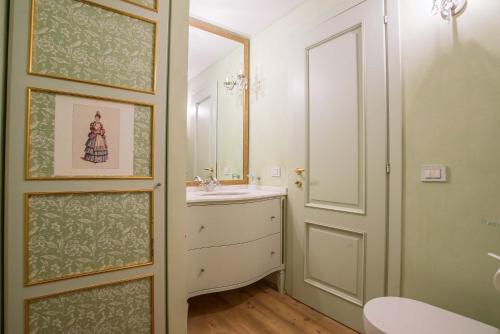Sant'Angelo - Fenice Apartments in Venice - image 11