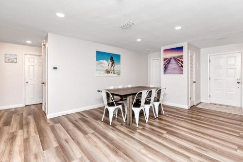 Modern Home, Heated Pool, Close to Beaches! in Tarpon Springs, USA