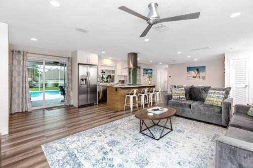 Modern Home, Heated Pool, Close to Beaches! in ทาร์ปอน สปริงส์ (เอฟแอล)