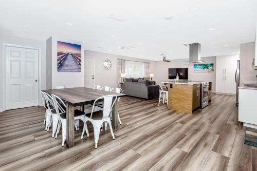 Modern Home, Heated Pool, Close to Beaches! in ทาร์ปอน สปริงส์ (เอฟแอล)