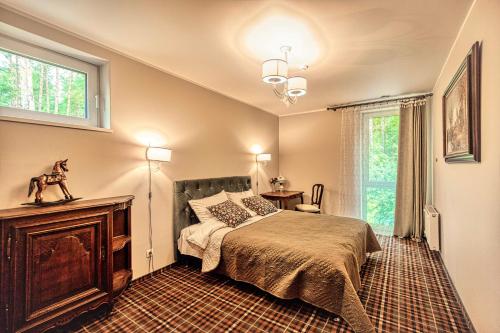1 queen bed, 1 sofa bed