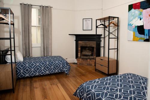 1 queen bed, 1 double bed
