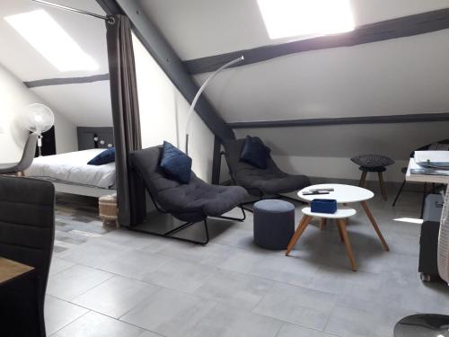 Le Mini Loft Montargis centre 1 à 4 personnes climatisation parking linge wifi freebox Netflix, Vélos en option