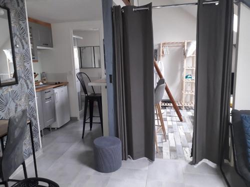 Le Mini Loft Montargis centre 1 à 4 personnes climatisation parking linge wifi freebox Netflix, Vélos en option