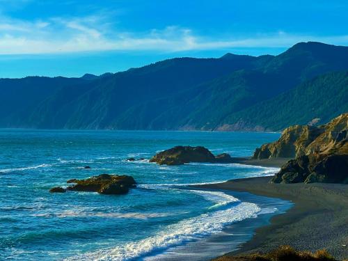 Amazing Oceanview, Oceanfront! Hot Tub! Shelter Cove, CA Tesla EV Station