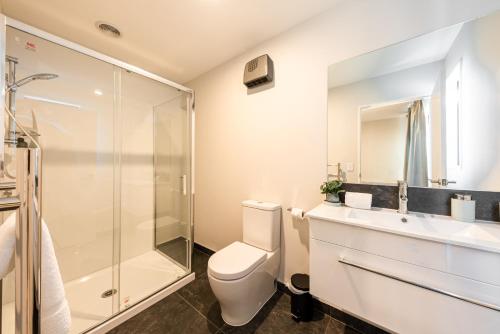 Akin Holiday House