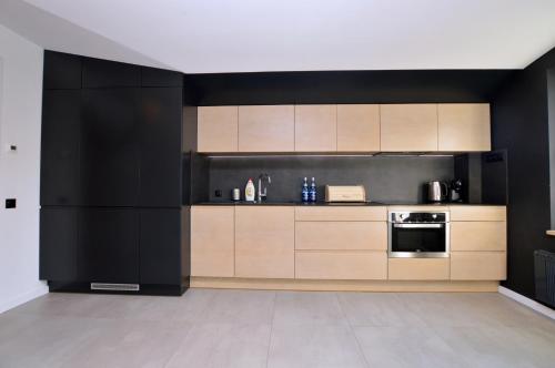 Chic & Stylish Victus Apartment near the Beach in Sopot By Noclegi Renters - image 2