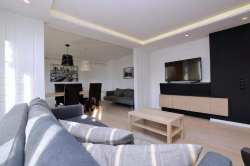 Chic & Stylish Victus Apartment near the Beach in Sopot By Noclegi Renters - image 5