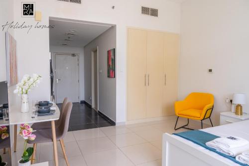 Mira Holiday Homes - Spacious Studio with Balcony - Free Wifi & Parking