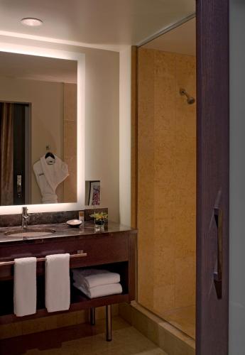 Deluxe Queen Room with Two Queen Beds