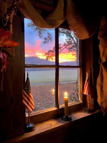 Skats, Gorgeous cabin stay near I-77, views, antiques, Wi-fi, wonderful experience for 2! in Pembroke (VA)