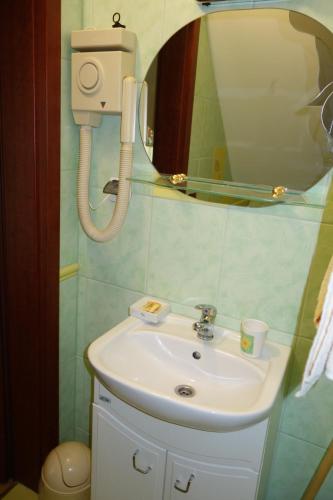 Budget Twin Room image 10