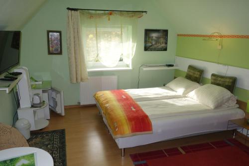 Budget Twin Room image 9