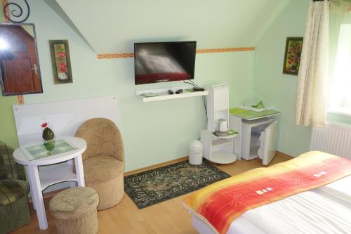 Budget Twin Room image 8