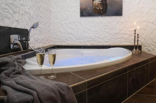 Pezsgőfürdő, Exklusives Reetdach-Ferienhaus mit Sauna, Whirlpool & Privatgarten - bis 10 Personen in Gnarrenburg