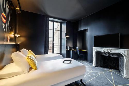 Deluxe King Room image 7