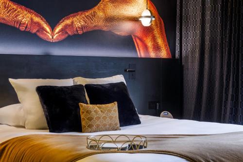 Deluxe King Room image 6