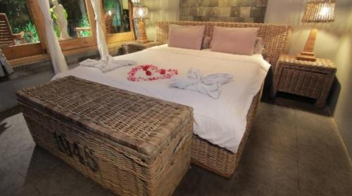 a bed room with two beds and a table, Astuti Gallery Homestay in Yogyakarta