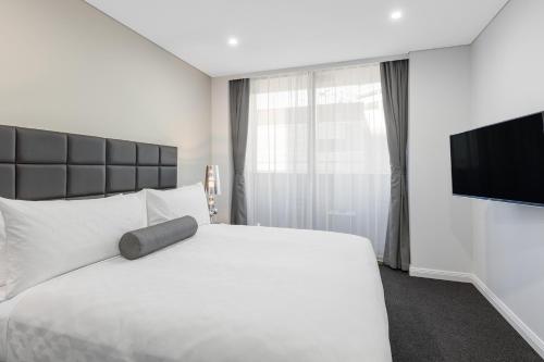 Meriton Suites North Sydney - main image