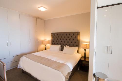 Camps Bay studio apartment - luxurious with stunning sea view - image 7