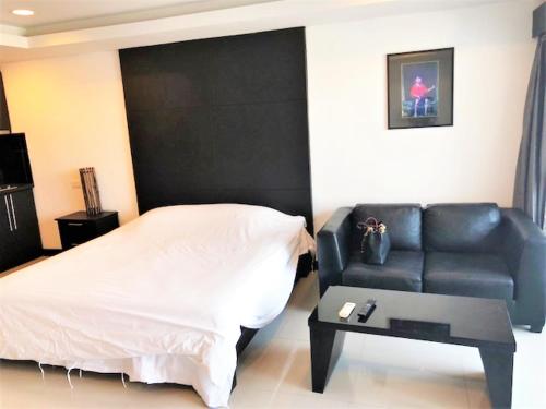 Platinum Suites, Thepprasit Road - large top floor studio
