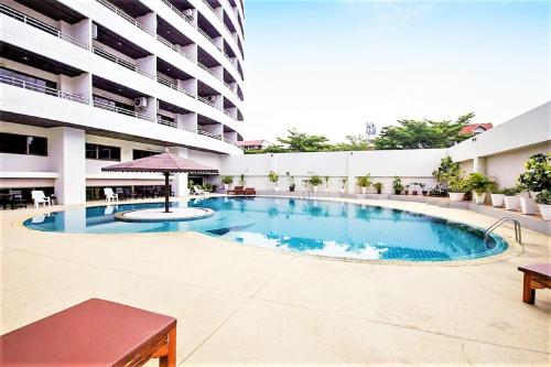 Stunning sea and city views from this 20th floor condo in cental Pattaya