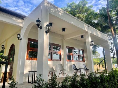 Rain Tree Cafe & Homestay in Uthai Thani