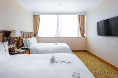 327582481 China Mayors Plaza - Free shuttle between hotel and Exhibition Center & Exhibitor registration Counter during Canton Fair