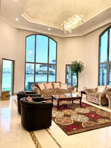 Luxury palm Jumeirah villa with towerscapes view
